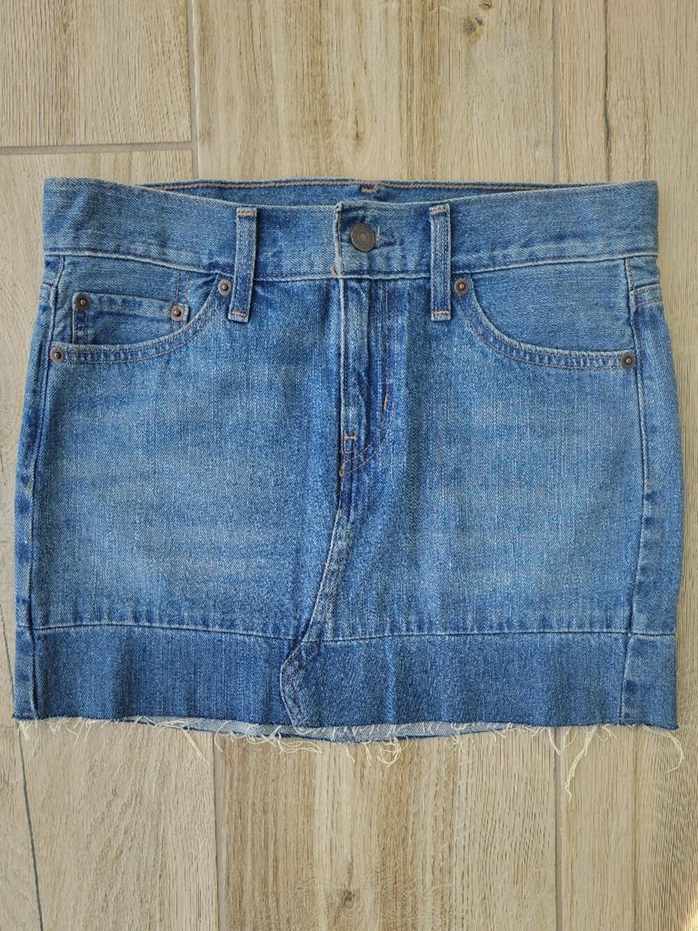 Levi’s Mid-Wash Denim Mini Skirt – Frayed Raw Hem – Size 26